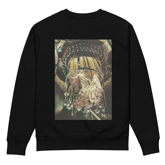 Sudadera negra vista trasera con gran estampado artístico de arquitectura clásica y figuras estilo barroco.