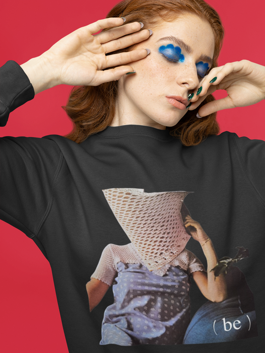 Sudadera negra de corte relajado sobre fondo neutro con diseño lineal Filament.