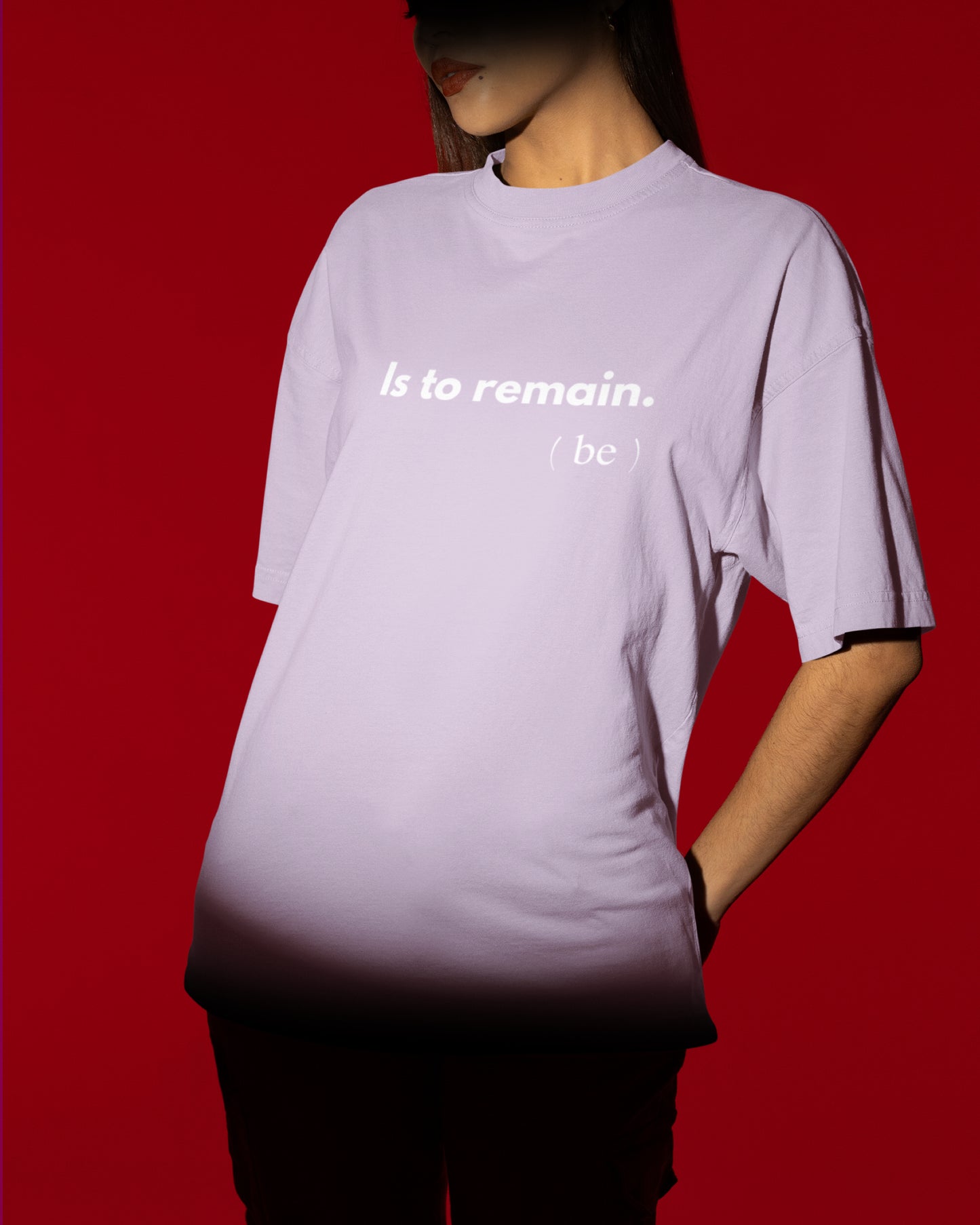 Camiseta rosa pastel unisex con frase minimalista Is to remain en el pecho.