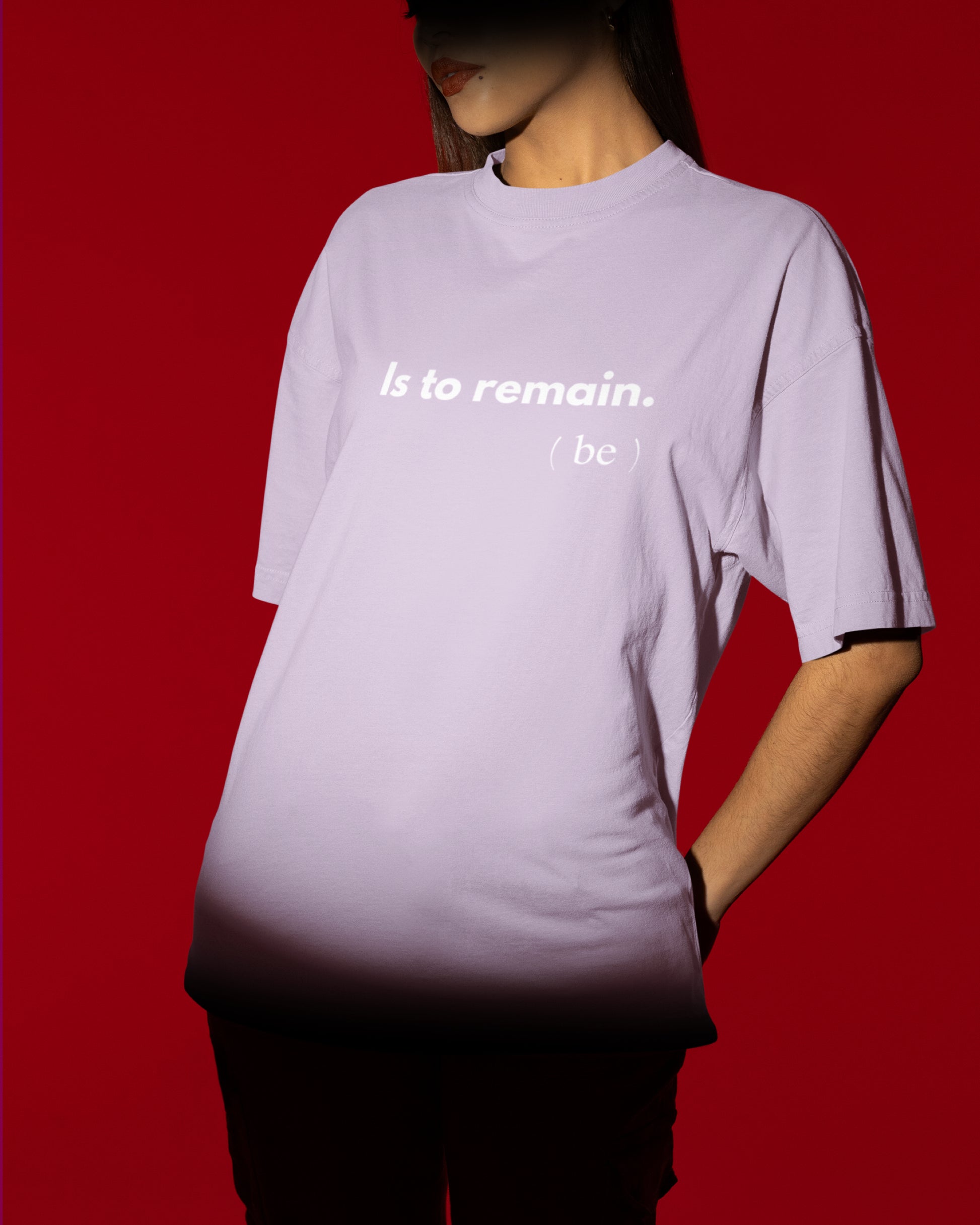 Camiseta rosa pastel unisex con frase minimalista Is to remain en el pecho.