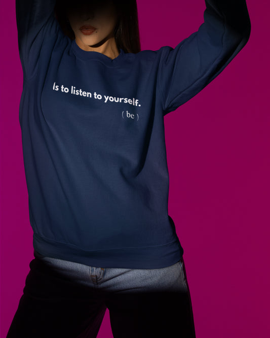 Sudadera negra con la frase Is to listen to yourself estampada en blanco.