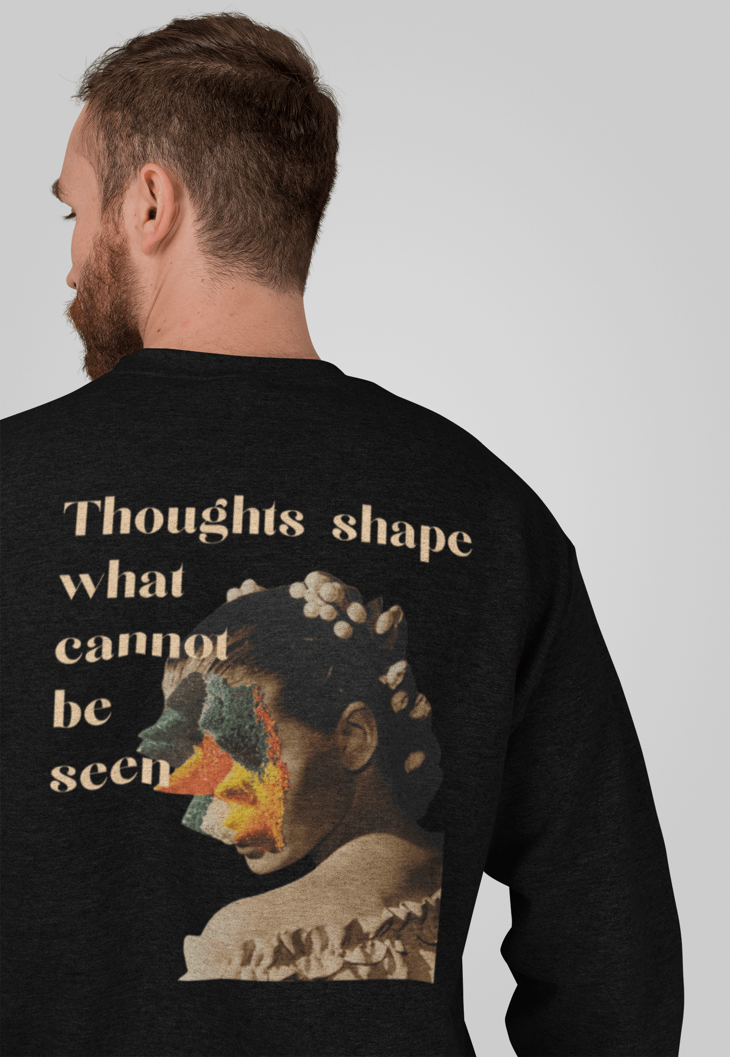Vista trasera de sudadera negra con diseño artístico clásico Thoughts shape.