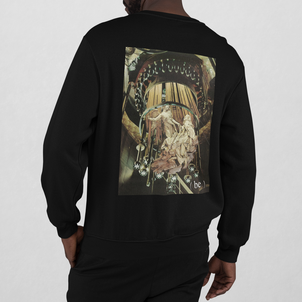 Vista trasera de hombre en estudio con sudadera negra diseño Extasis en la espalda.