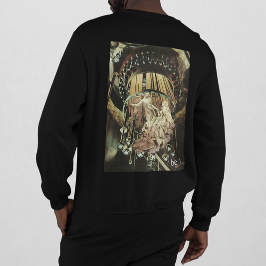 Vista trasera de hombre en estudio con sudadera negra diseño Extasis en la espalda.