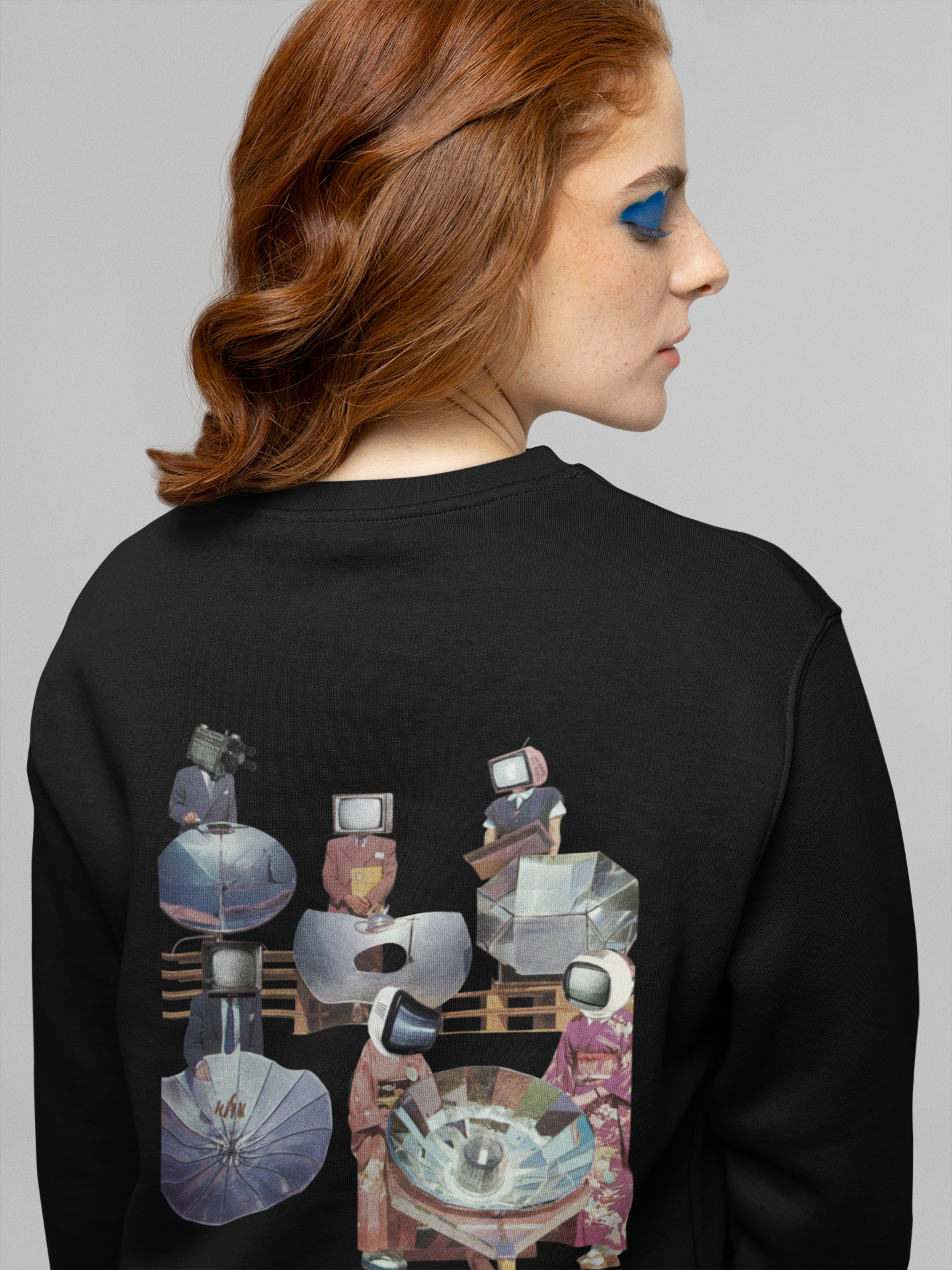 Vista trasera de sudadera negra con collage gráfico Society en la espalda.