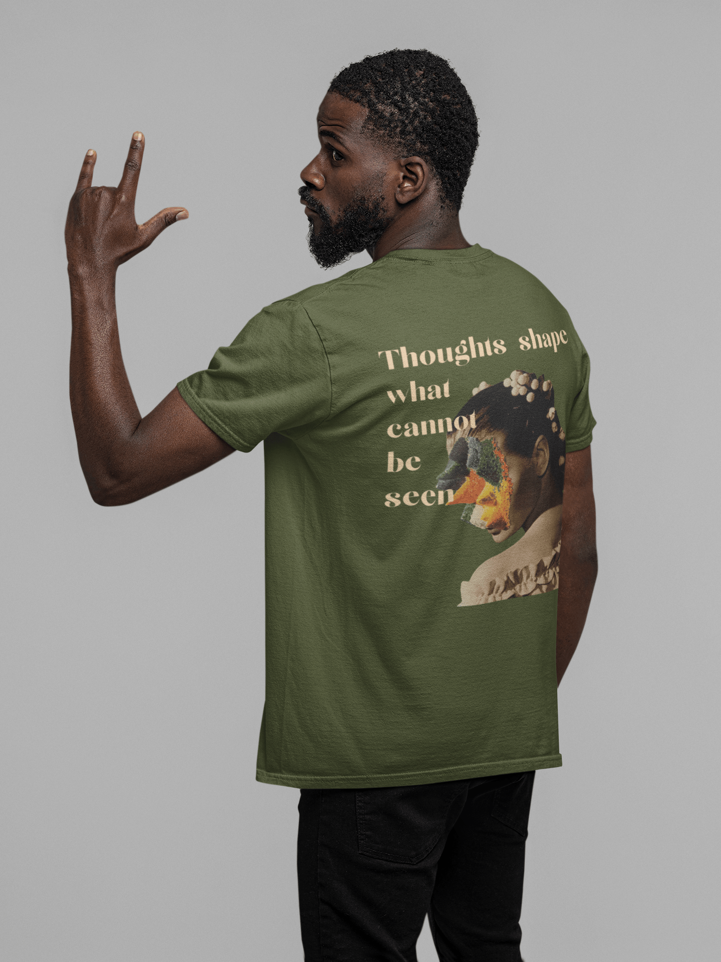 Hombre haciendo gesto con la mano vistiendo camiseta verde oliva Thoughts shape.
