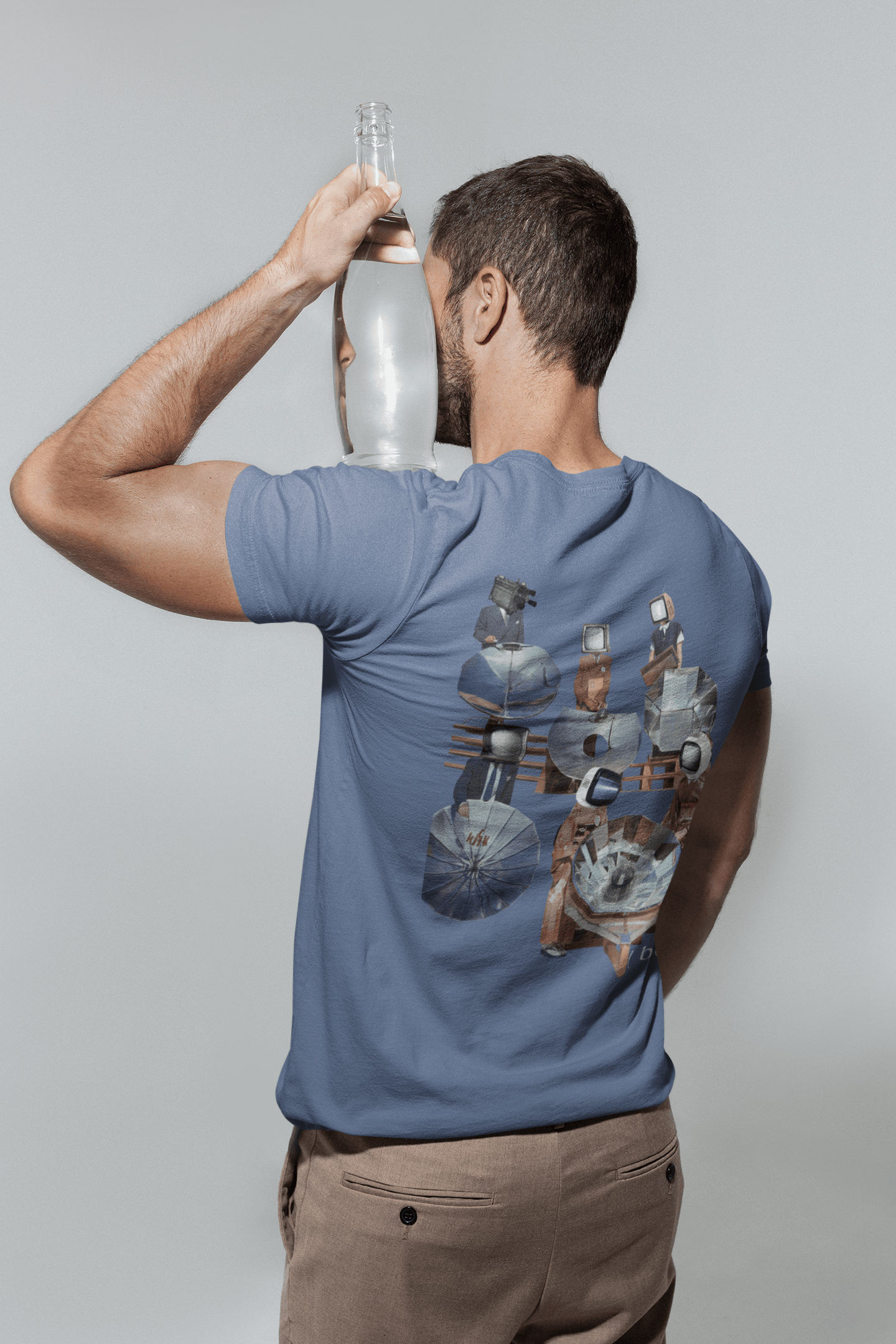 Hombre de espaldas vistiendo camiseta azul grisáceo con diseño Society.