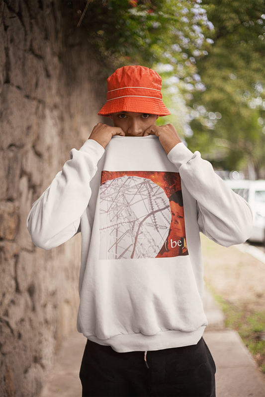 Sudadera blanca unisex con diseño gráfico abstracto Internal Mind en el pecho.