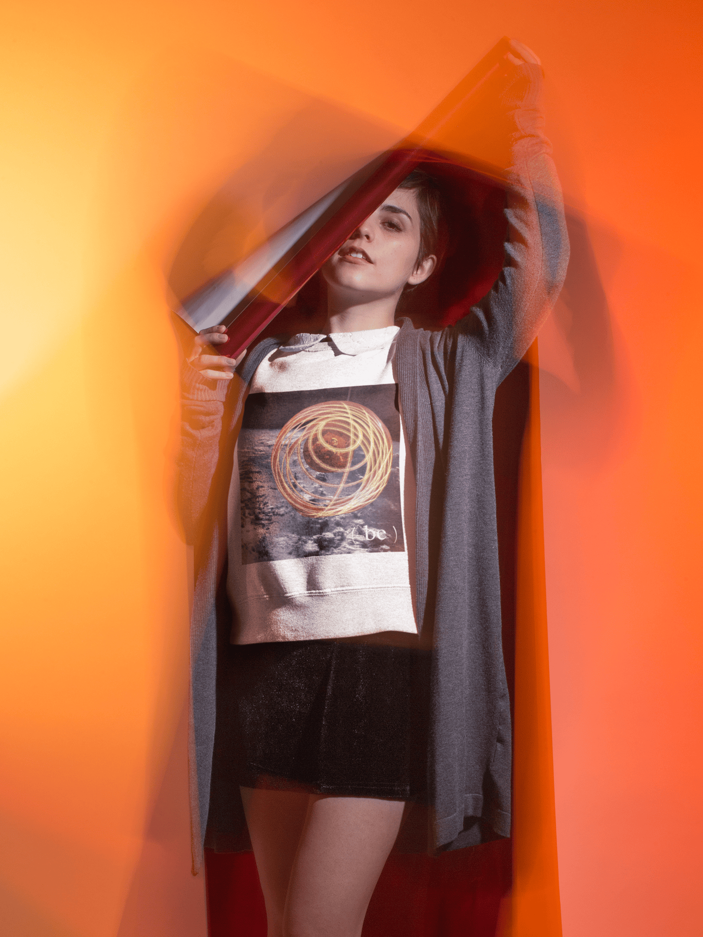 Efecto visual de movimiento y luz naranja en camiseta con diseño gráfico Orbit.