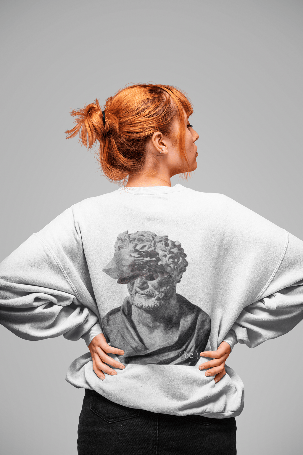 Sudadera blanca vista trasera con diseño de busto clásico y nubes Thought explosion.