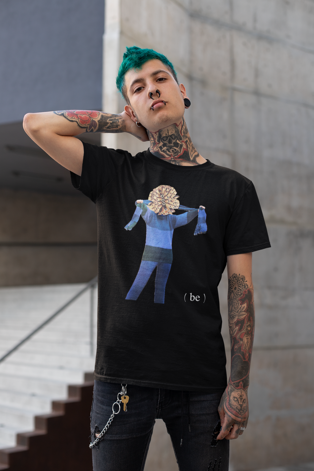 Hombre punk de pelo azul y tatuajes en escalera con camiseta negra diseño Axis.