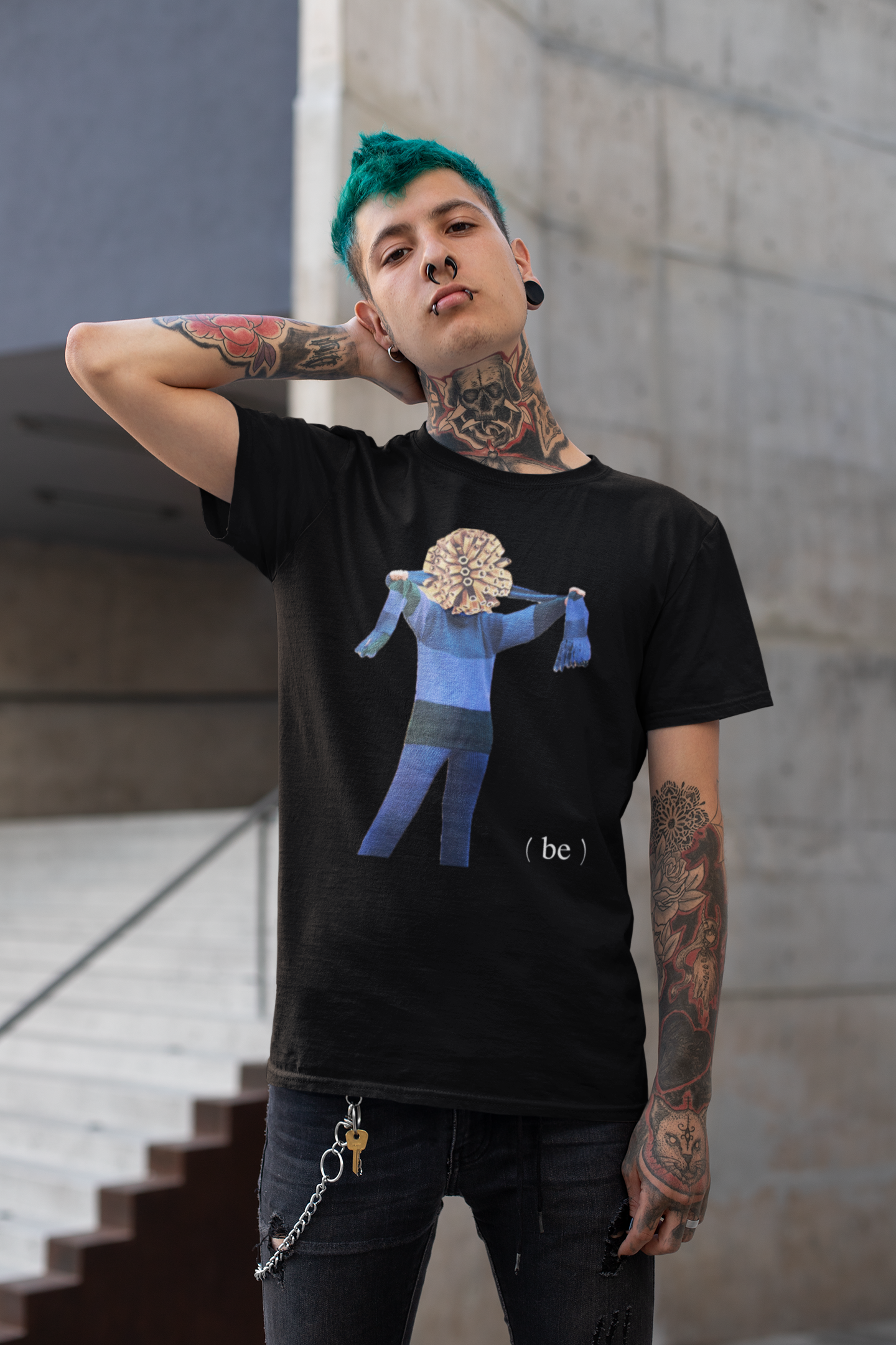 Hombre punk de pelo azul y tatuajes en escalera con camiseta negra diseño Axis.