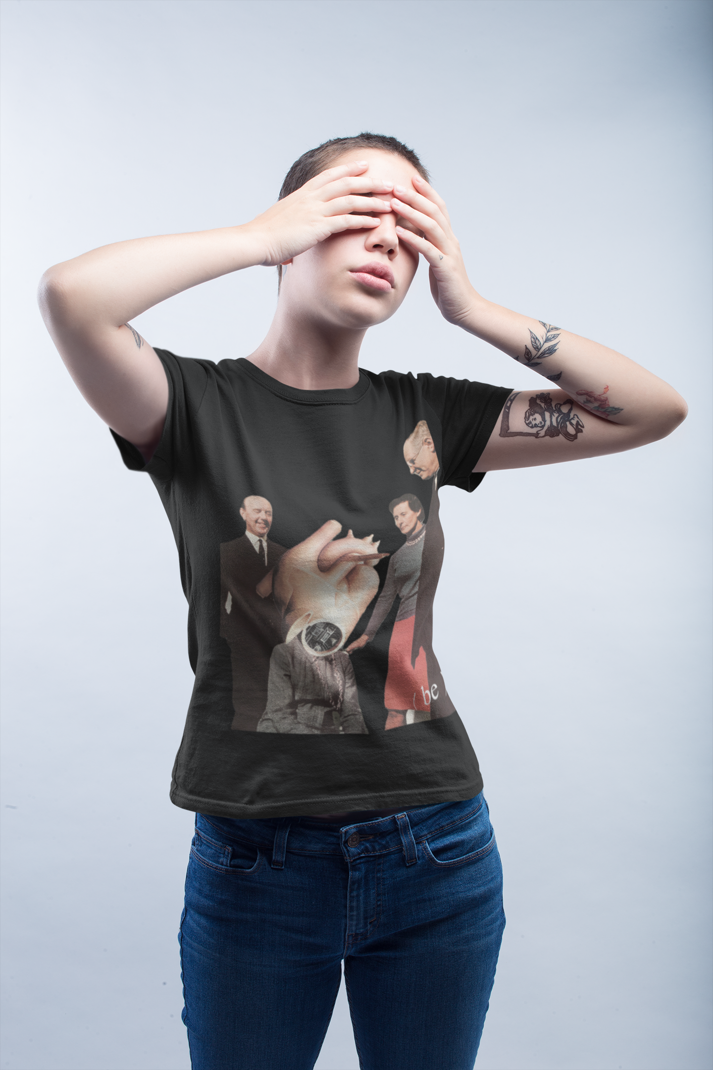 Mujer tatuada cubriéndose los ojos vistiendo camiseta negra diseño Chamber.