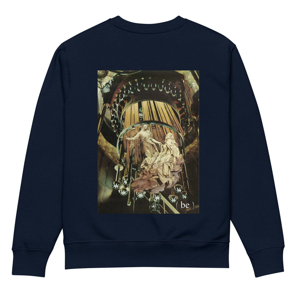 Sudadera azul vista trasera con gran estampado artístico de arquitectura clásica y figuras estilo barroco.