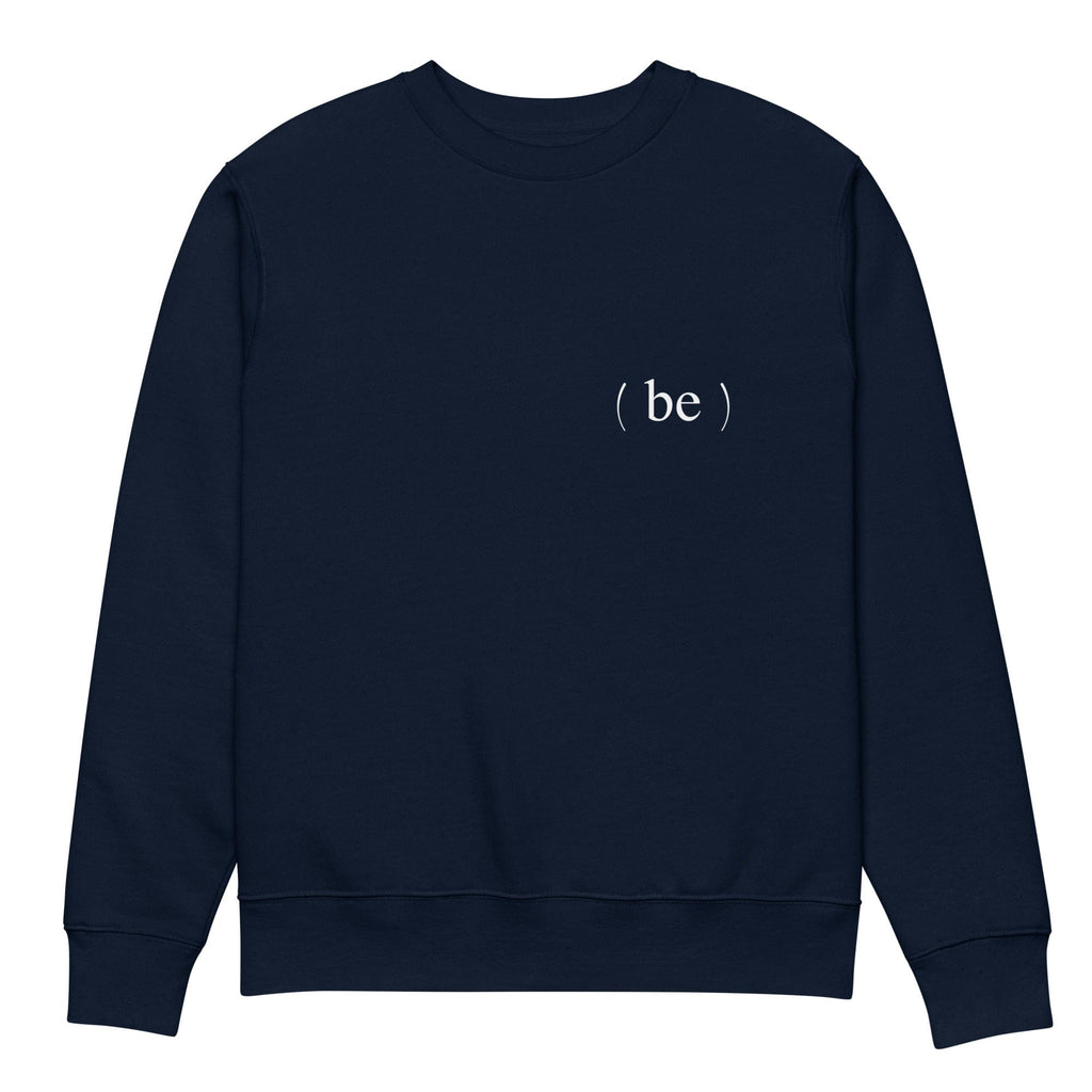 Sudadera azul navy minimalista con pequeño logo ( be ) en el pecho.